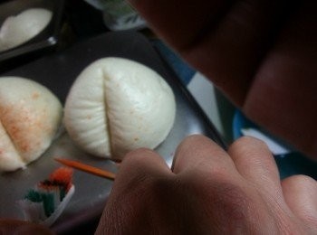 step14: 用牙刷沾上少許色粉彈上壽包做色(牙刷向自己方向彈)