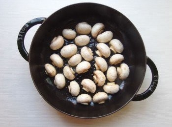 step2: 熱鍋後加入橄欖油,放入蘑菇。