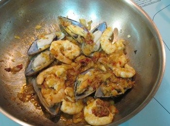 step3: 放入蝦仁與洋蔥拌炒約3分鐘。 由於這次使用的淡菜是已經川燙過的，所以蝦仁炒好後再放入淡菜及XO干貝醬一起炒5分鐘。