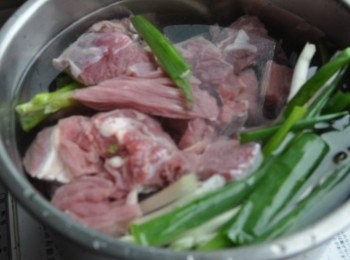 step1: 備一鍋水及牛肉和牛大骨，並放入蔥段與大蒜段及少許米酒滾煮川燙