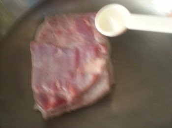 step2: 腩肉用白醋,滾水煮約15分鐘