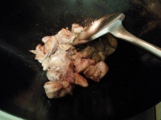 step1: 鸡加入腌料腌半小时或以上。