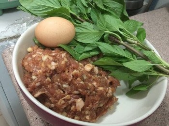 step1: 豬絞肉400g （約11個份量）

金不換葉兩棵或隨意 （先用手揸皺， 再切絲）

馬碲4粒（拍扁再琢成粒)
