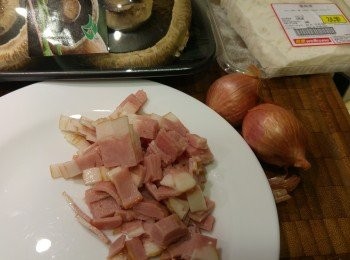 step1: 大啡菇用濕布抹乾淨去蒂,乾蔥切碎,煙肉切粒備用。