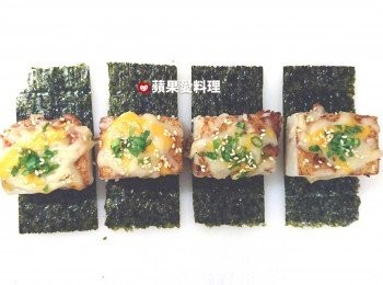 step6: 海苔片切成4等份，將蘿蔔糕放在中間。