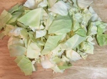 step2: 高麗菜切塊狀。
