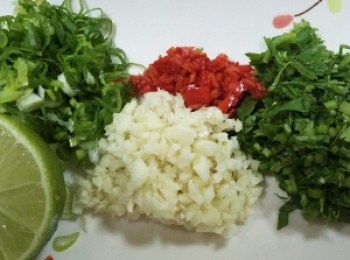 step4: 辣椒、香菜、青蔥、蒜頭切碎與檸檬汁2大匙、醬油2大匙、糖2大匙、香油1大匙、魚露1大匙一起拌勻。