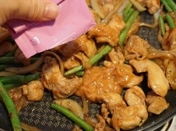 step8: 倒入明太子醬料