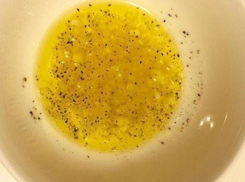 step2: 苦茶油和蒜末拌在一起, 再加一點胡椒做涼拌<span class="group_2">醬料</span>. (之後再加入魚露和椒麻醬)