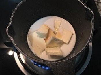 step2: 將放牛奶、煉乳和無鹽奶油的這鍋，用小火煮滾。