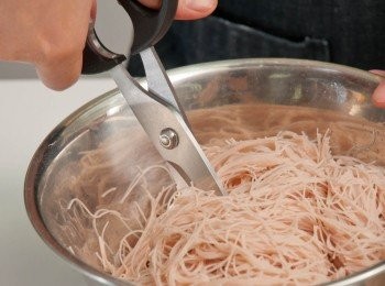 step2: 先將紅麵線用水泡軟，隔乾水份備用(不泡水的話可用手略為揑碎)