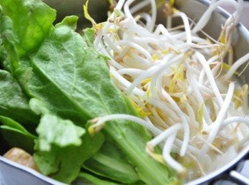 step5: 再把茼蒿及綠豆芽放入鍋中煮
