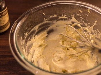 step2: 拌至混合物變成乳白色，加入雲尼拿香油拌勻