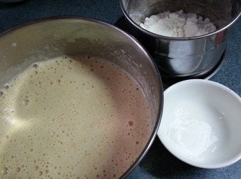 step6: 麵粉及泡打粉分2次篩入蛋漿內,用手刮拌勻
