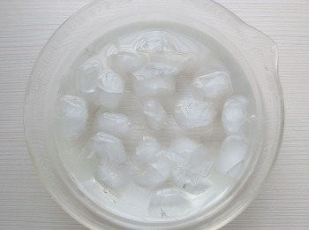 step4: 另準備一大碗冰塊水。