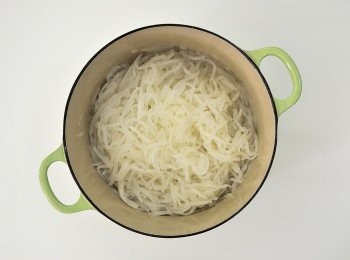 step6: 將刨成絲的蘿蔔絲(連同蘿蔔水)放入鍋中煮至白蘿蔔絲呈現透明的顏色。