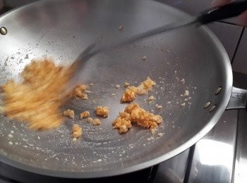 step2: 另起鍋~鍋中放入奶油加熱融化後倒入搗碎的鹹蛋黃 此時小火炒至蛋黃起泡泡的感覺 (沒有奶油用一般的食用油也可以喔)