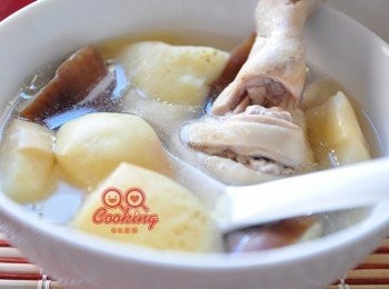 step4: 經過燉煮後，水蜜桃的汁溢與香氣通通與雞湯汁融合，湯汁清淡芳香，燉熟的水蜜桃果肉如同冬瓜口感也能食用，真的是非常好喝的一道湯品喔!