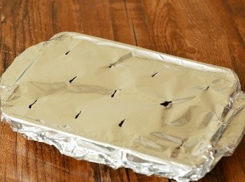 step8: 以錫紙封面，上面以小刀刺上小孔以排走蒸氣。