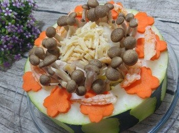 step9: 隨後，加入已炒好的冬瓜粒﹑冬菇，瘦肉和數隻蝦乾放入冬瓜環內，

面頭舖上瑤柱，甘荀沿邊放在冬瓜環上作<span class="group_2">裝飾</span>