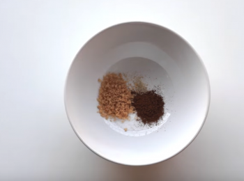 step4: 準備一個碗，把細鹽，五香粉，胡椒粉和糖混合