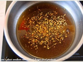 step3: 將黑木耳養生露倒入鍋中小火加熱，過程中添加乾燥桂花來增香。