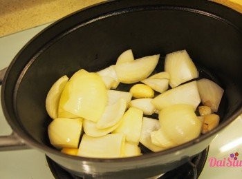 step4: 加入洋蔥爆香。