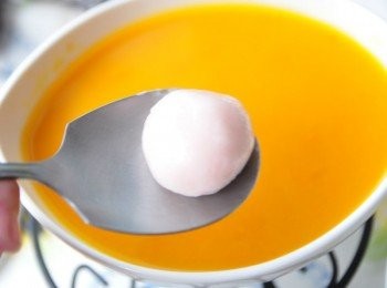 step5: 將煮好的湯圓一顆顆放入南瓜甜湯中