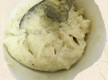 step5: 馬鈴薯整顆蒸熟去皮壓成泥後趁熱加入2小片奶油，攪拌均勻後加入鮮奶、鹽巴攪拌均勻備用(鹽巴的份量依造個人的喜好決定，薯泥乾可多加些牛奶)