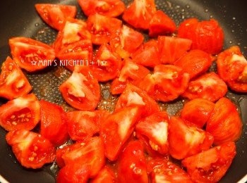 step2: 在鍋內放少許的油，將番茄下鍋拌炒。(茄紅素是油溶性的，用油炒過以後營養成分會更高，香味也會更好。)