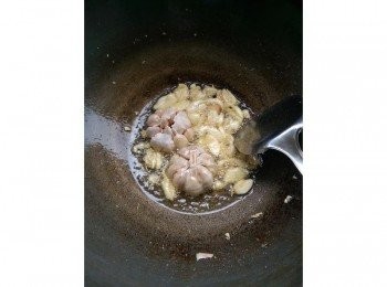 step2: 煎過鹹魚的油別倒掉，再加點油爆香拍碎的蒜頭和蒜頭兩顆