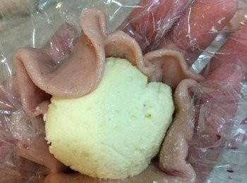 step8: 加入餡料包好搓成圓球形，全部包好放入雪櫃約20分鐘