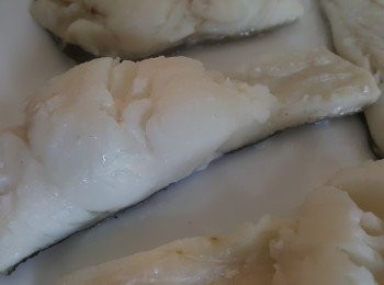 step3: 將鱈魚柳蒸十分鐘，去皮，壓碎。