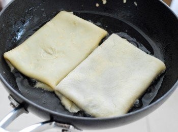 step6: 在鑊內再下多些油，用半煎炸的形式把薄餅煎至金黃色，再切件享用