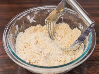 step3: 批皮做法： 把冰凍的牛油粒放入步驟 2 中，以pastry blender邊切碎牛油邊拌，拌成如麵包糠般的狀態。
