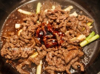 step4: 再來將步驟2的牛肉絲與醬油、蠔油倒入鍋中拌炒。