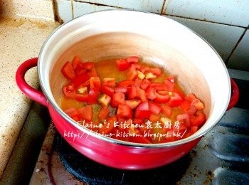 step4: 煲內加少許油先爆香蕃茄至出茄油