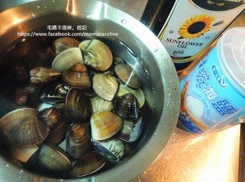 step1: 蛤蜊清洗乾淨後，請先檢查有無壞掉的蛤蜊並將其挑掉。二顆蛤蜊互敲有如石頭盤堅硬發出比較實的聲音就是好的