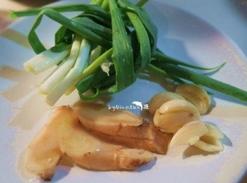 step2: 蔥薑蒜備用