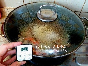 step9: 雞煮20分鐘後熄火焗5分鐘