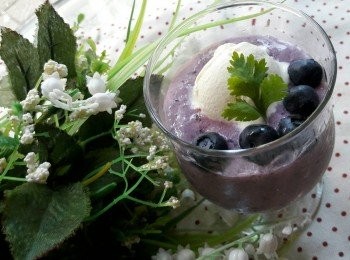 step3: 倒入杯中加一球香草冰淇淋和藍莓做裝飾即可