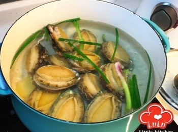 step3: 加入少許薑片及蔥段於大鍋中，再放入鮑魚約煮3分鐘