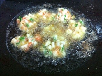 step3: 取出鍋加入適量的食油，把混合好的蔬菜麵糊，一大匙一大匙的倒下鍋，分開油炸。