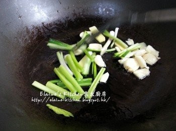 step8: 鑊中爆香薑片 , 芹菜莖 , 蔥白段及蒜頭