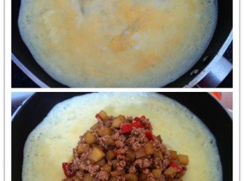 step4: 取出平底鍋下1小匙食油。《因為鍋太小無法一次性完成，所以<span class="group_1">食材</span>分兩次完成》倒入蛋汁，在蛋汁半熟時，加入已炒香的肉碎，用蛋皮把肉碎包起來即可。