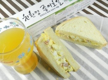 step17: 一邊吃培根蛋土司<span class="group_2">沙拉</span>，還可以一邊喝果汁呢!!