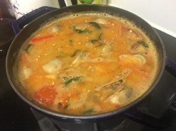 step5: 最後倒入椰漿拌勻後關火，再加青檸汁調味即可。