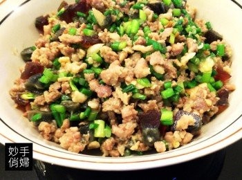 step4: 熱鍋加油,蒜末爆香之後放入絞肉炒一下,再依序加入切碎的皮蛋,等到絞肉呈現半熟狀態時,加入備用的韭菜,最後放入辣椒(我比較怕辣~其實也可以一開始蒜頭爆香的時候就放辣椒),炒至豬肉熟透即可熄火起鍋