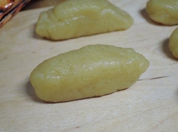 step1: 將蛋、麵粉、糖、油、鹽一起混合均勻，取18~20克的麵團揉成長條狀，似手指頭