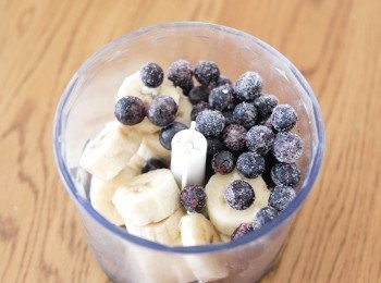 step1: 將香蕉去皮切片，放入冰箱30分鐘，備用。將香蕉、藍莓、蜂蜜和蘋果汁放入果汁機內 (＊將香蕉冷凍，可令奶昔更幼滑Creamy）